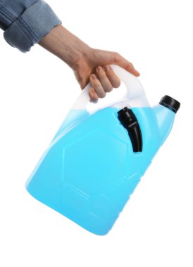 Beyaz arka planda plastik antifriz kutusu olan kadın, yakın plan.