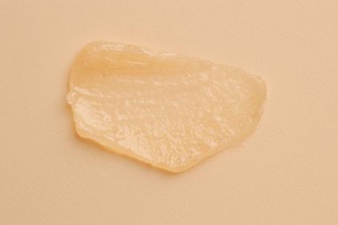 Bej arka planda nemlendirici dudak kremi, üst görünüm