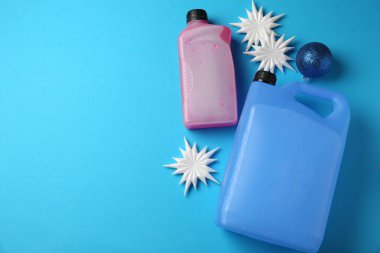 Açık mavi arka planda antifriz ve kış dekoru. Metin için boşluk