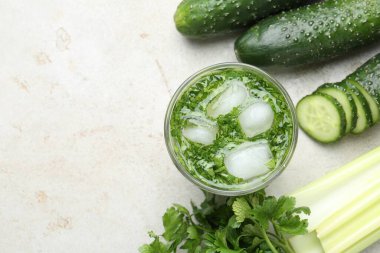 Maydanozlu, salatalıklı ve kerevizli sağlıklı bir içecek. Metin için boşluk