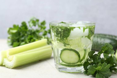 Maydanozlu, salatalıklı ve kerevizli sağlıklı bir içecek.