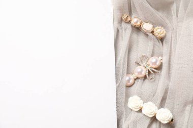 Beyaz arka planda güzel saç tokaları ve tül kumaş, düz. Metin için boşluk