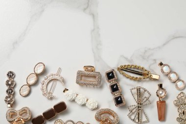 Güzel saç tokaları beyaz mermer masada, düz yerde. Metin için boşluk