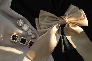 Güzel saç tokaları ve kumaşlar, düz yatış.