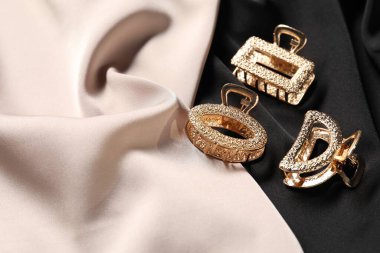 Kumaşların üzerindeki güzel saç tokaları, manzaranın üstünde. Metin için boşluk