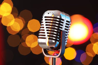 Eskiyen arka planda bir mikrofon, yakın plan. Bokeh etkisi