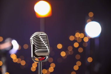 Karanlık arka plana karşı bir klasik mikrofon, mesaj için boşluk. Bokeh etkisi