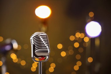 Karanlık arka plana karşı bir klasik mikrofon, mesaj için boşluk. Bokeh etkisi