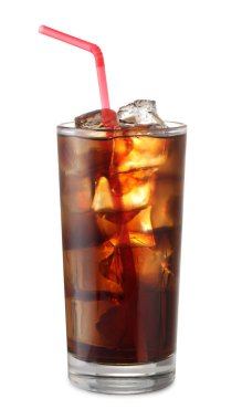 Beyaz üzerine buz küpleri izole edilmiş bir bardak kola.