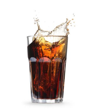 Beyazların üzerine izole edilmiş bardaktan dökülen kola.