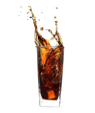 Beyazların üzerine izole edilmiş bardaktan dökülen kola.