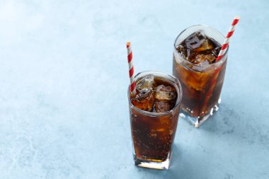 Kolayı buz küpleriyle tazelemek ve açık dokulu masada bardaklarda pipet kullanmak. Metin için boşluk