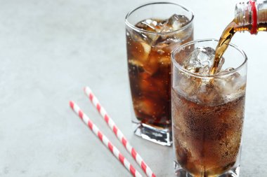 Serinletici kolayı ışık masasındaki cama boşalt, yakın çekim. Metin için boşluk