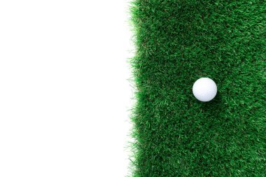 Beyaz arka planda golf topu ve yeşil çimenler, üst manzara. Metin için boşluk