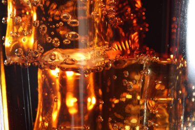 Arkaplan olarak buz küpleriyle kola tazeleniyor, makro görünüm