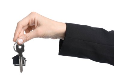 Beyaz arka planda ev şekilli anahtarlığı olan bir emlakçı. Yakın plan.