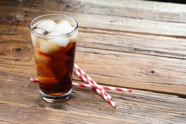 Kola, cam küpler ve tahta masa üzerindeki pipetlerle tazeleniyor. Metin için boşluk