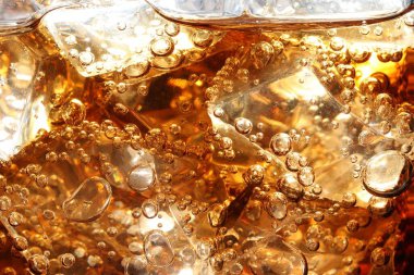 Arkaplan olarak buz ile kola tazeleniyor, makro görünüm