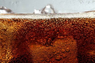 Açık gri arkaplan üzerinde buz ile kola tazeleniyor, yakın plan