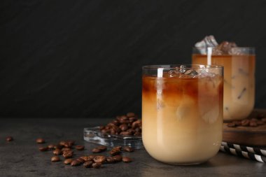 Gri masada lezzetli buzlu kahve ve fasulye. Metin için boşluk