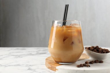 Lezzetli buzlu kahve ve fasulyeler beyaz mermer masada. Metin için boşluk