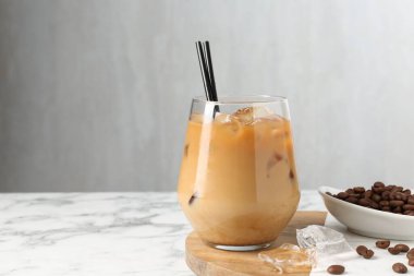 Lezzetli buzlu kahve ve fasulyeler beyaz mermer masada. Metin için boşluk