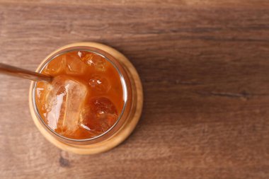 Ahşap masada nefis buzlu kahve, üst manzara. Metin için boşluk