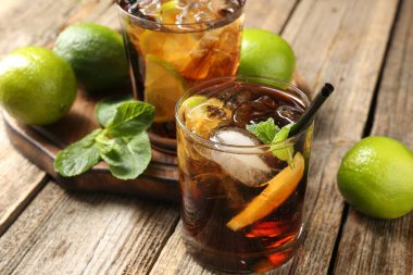 Küba libre kokteylini ahşap masada nane şekeri ile tazeliyorum.