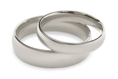 Parlak gümüş alyanslar beyazda izole edilmiş