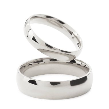 Parlak gümüş alyanslar beyazda izole edilmiş