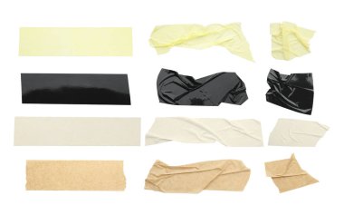 Farklı yapıştırıcı bantların parçaları beyaz ve sette izole edilmiş.