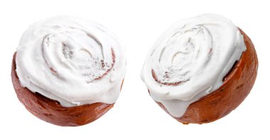 Beyaz arka planda kremalı tarçınlı börekler.