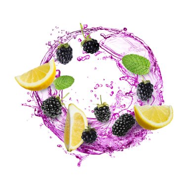 Taze böğürtlen, limon ve beyaz arka planda biraz içecek.