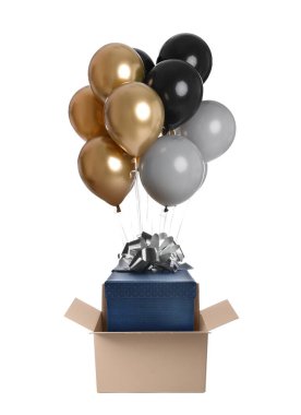 Beyaz arka planda karton kutudan fırlayan hediyeli parlak balonlar