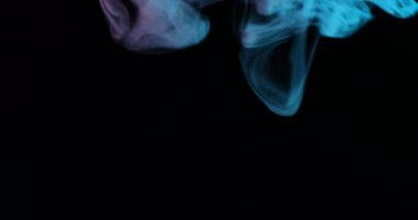 Güzel duman, arka planda neon ışıklarda akıyor.