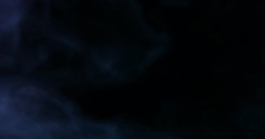 Güzel duman, arka planda neon ışıklarda akıyor.