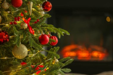 Güzel dekore edilmiş Noel ağacı içeride, yakın plan. Metin için boşluk