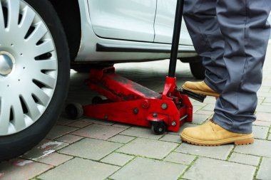 Otomatik mekanik makaslı araba kaldırma açık havada, yakın çekim