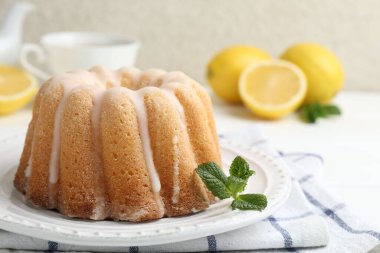 Lezzetli limonlu pasta, jöleli ve nane şekerli, yakın plan.