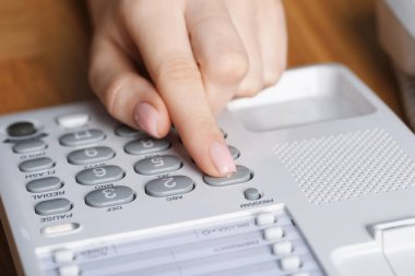 Masada telefonla arayan kadın, yakın plan.