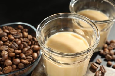 Bardakta kremalı kahve likörü, masada fasulye, yakın plan.