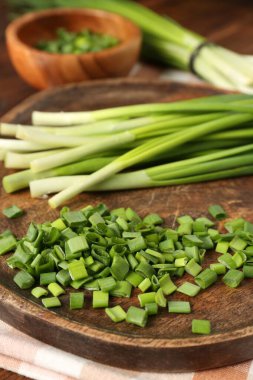 Masada taze taze soğan var, yakın plan.