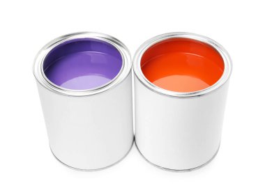 Beyaza izole edilmiş renkli boya kutuları