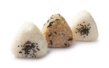 Pirinç topları (onigiri) beyaz üzerine izole edilmiş. Geleneksel Japon yemeği