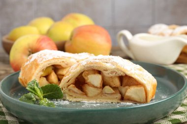 Lezzetli elmalı turta, pudra şekeri ve nane şekeri, yakın plan.