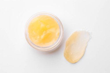 Beyaz arka planda kavanoz ve dudak kremi örneği, üst görünüm