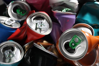 Arkaplan olarak birçok buruşuk teneke kutu, yakın plan