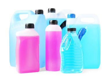 Beyaz teneke ve şişelerde antifriz var.