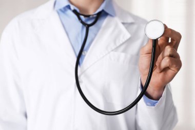 Doktor stetoskop üzerinde açık renkli, closeup ile