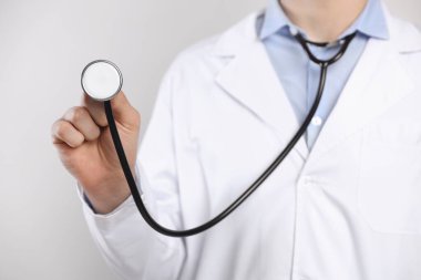 Doktor stetoskop üzerinde açık renkli, closeup ile